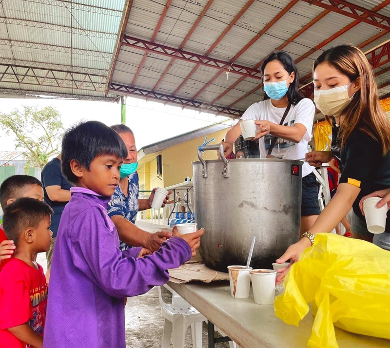 Lasallians deliver aid to Iligan