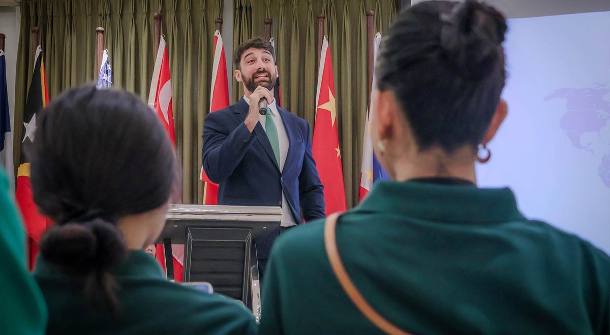 Argentine Consul Leads “Closing the Gap” Talk at DLSU-D