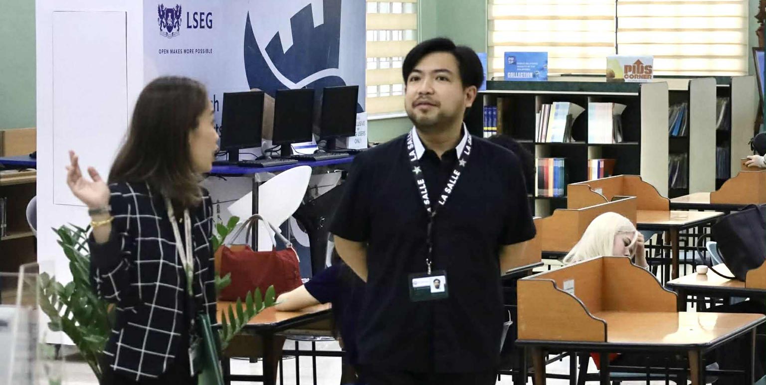 Br. President Visits University Library 