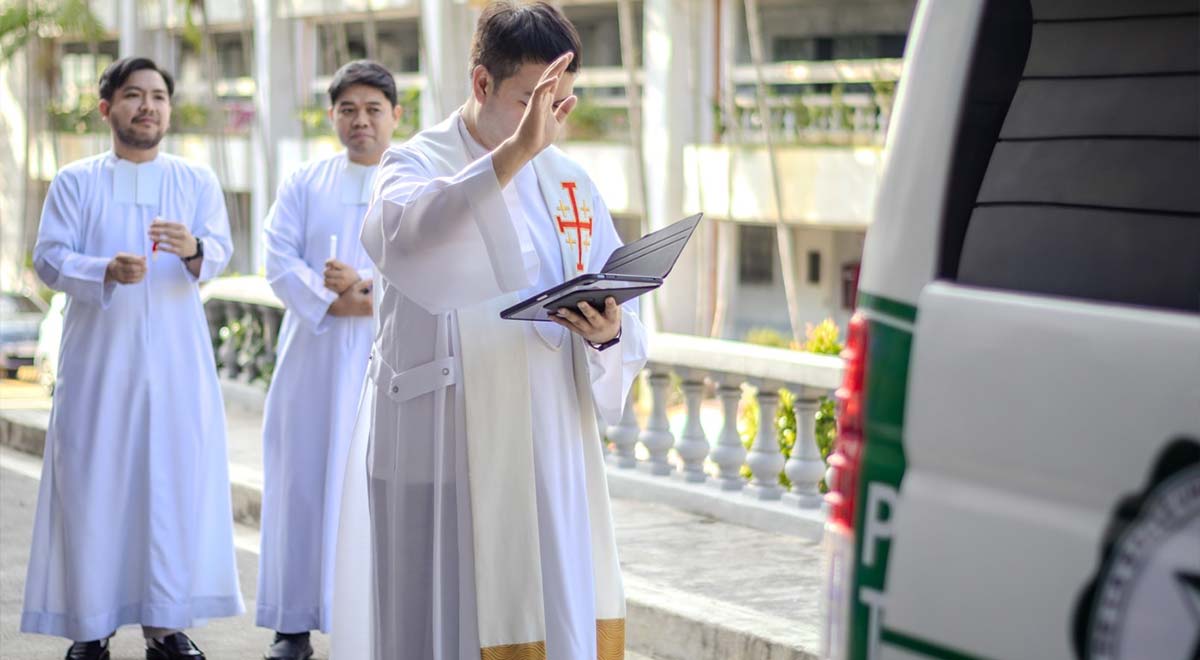 DLSU-D Receives Patient Transportation Vehicle Donation