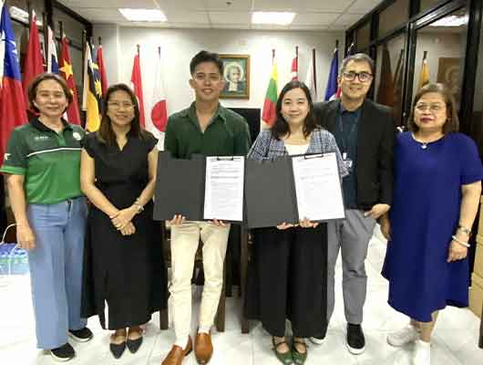 MBA Students Sign Contract for International Exchange Program